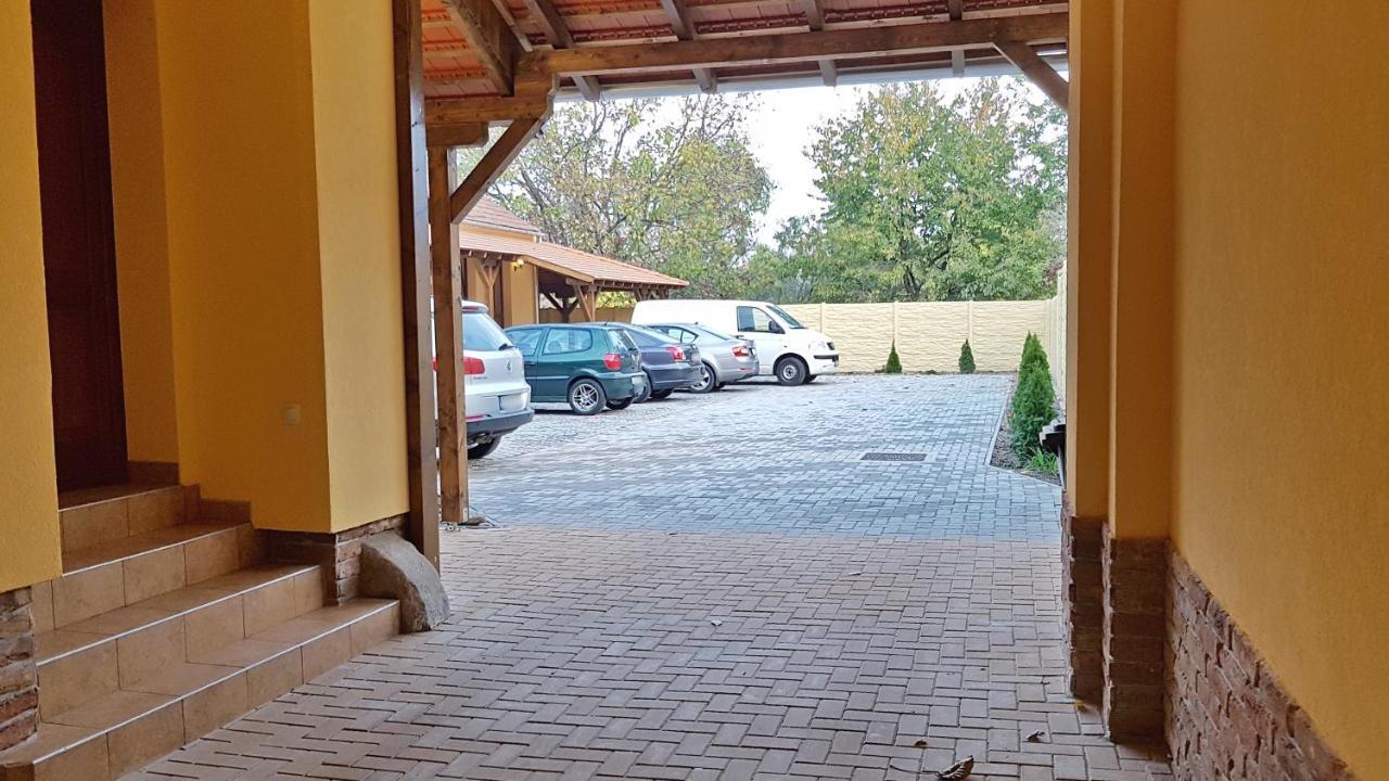 Toscana Apartman Gyula Eksteriør bilde
