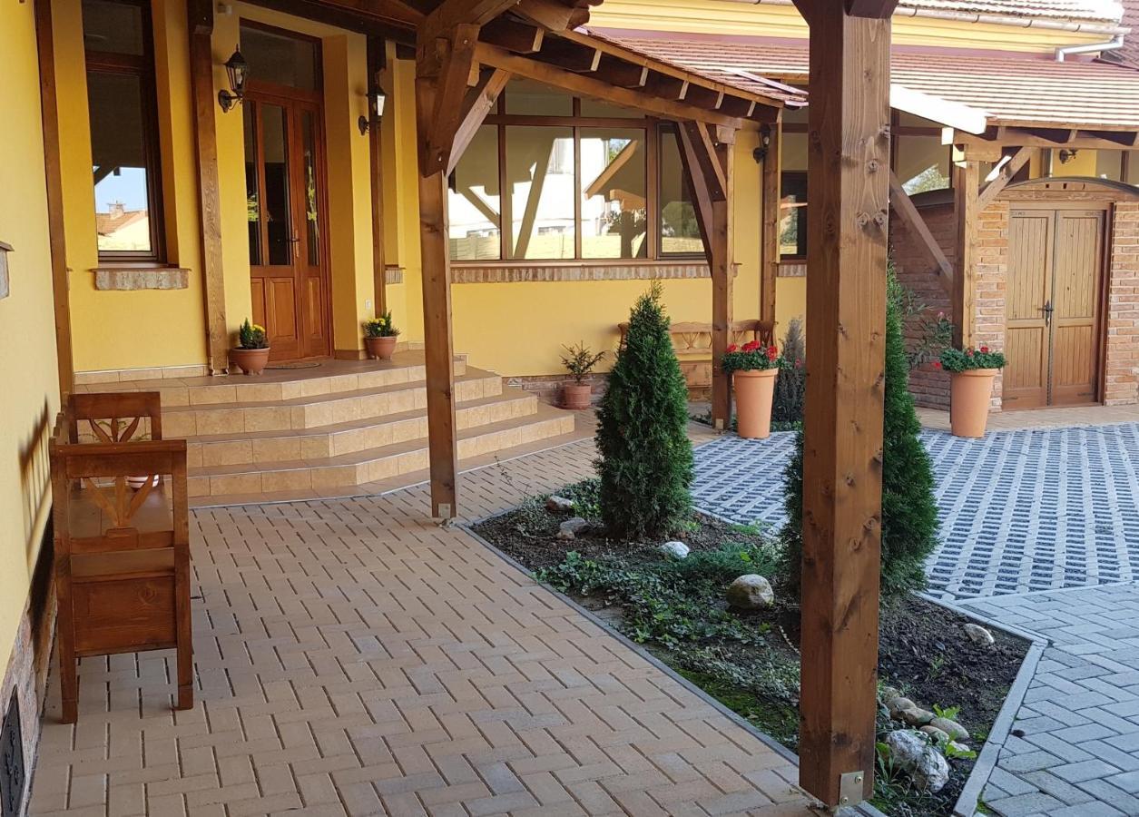Toscana Apartman Gyula Eksteriør bilde